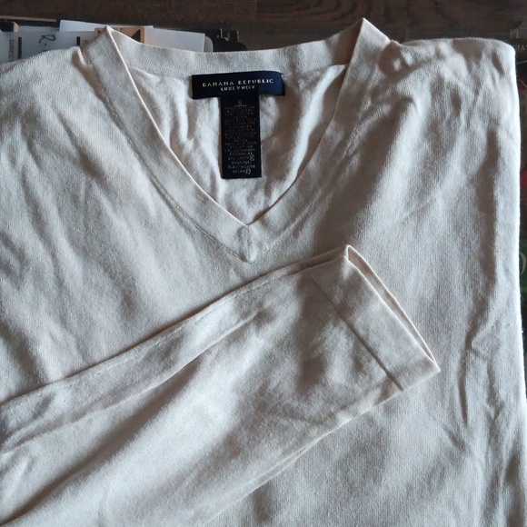 Luxe V-neck from Banama Republic - Picture 1 of 4